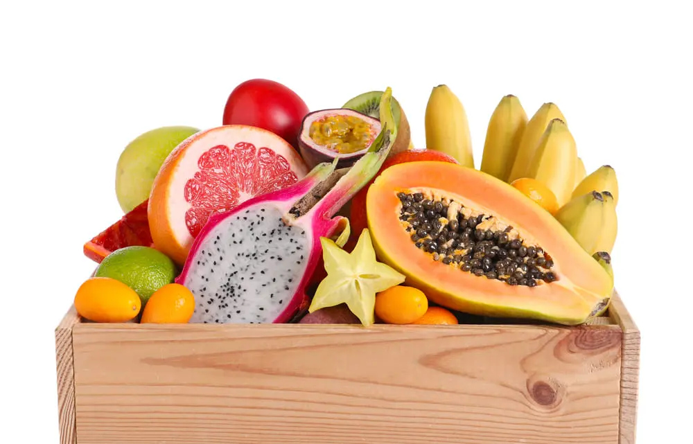 Корзина со свежими экзотическими фруктами